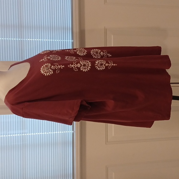 4/$40 Dark Red Floral Tee - Size 2X - Picture 3 of 6